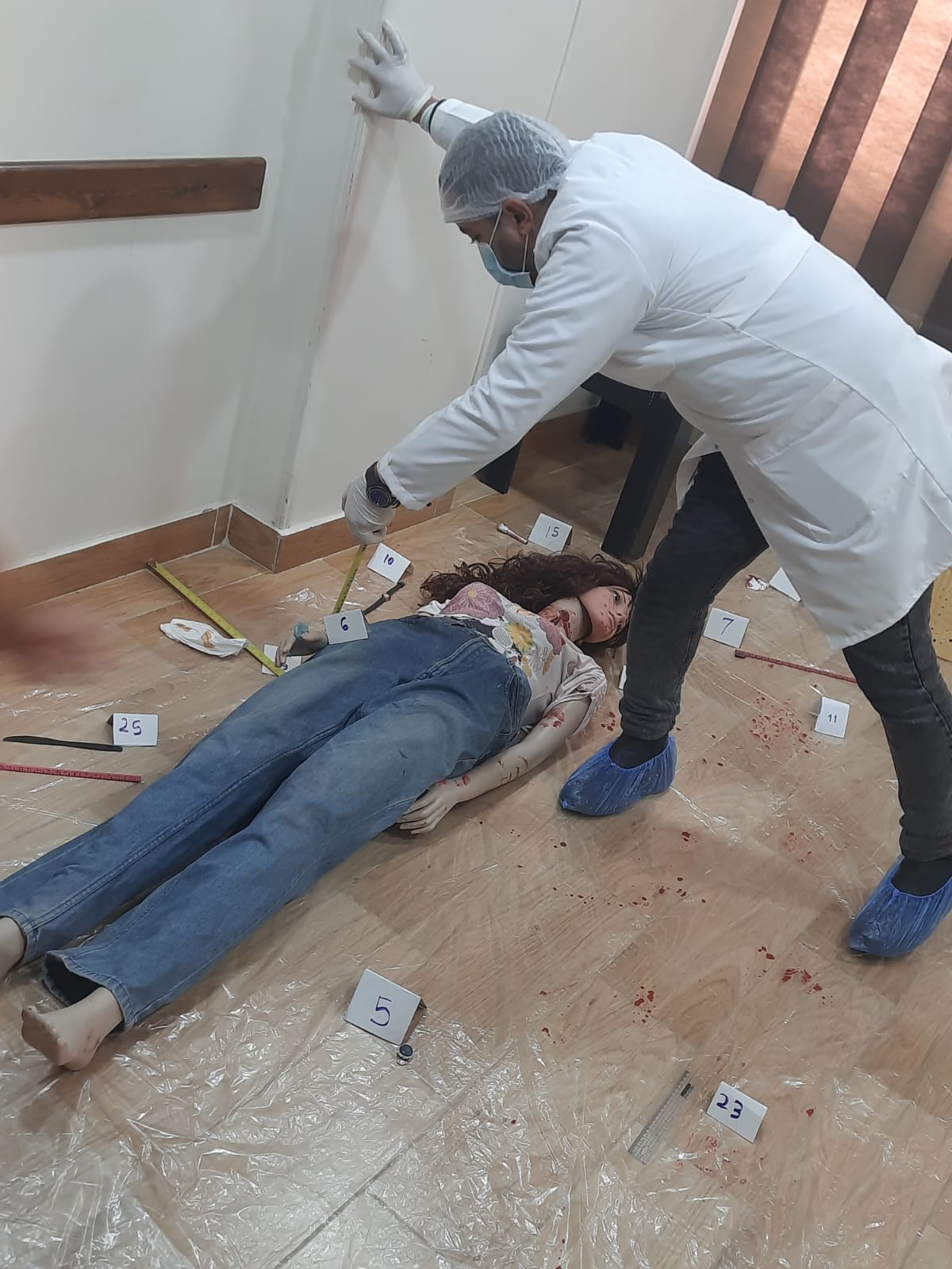 لقطات من دورات فحص مسرح الجريمة وعلوم الأدلة الجنائية بمقر المركز الدولي للتدريب والدراسات الاستراتيجية — صورة 9