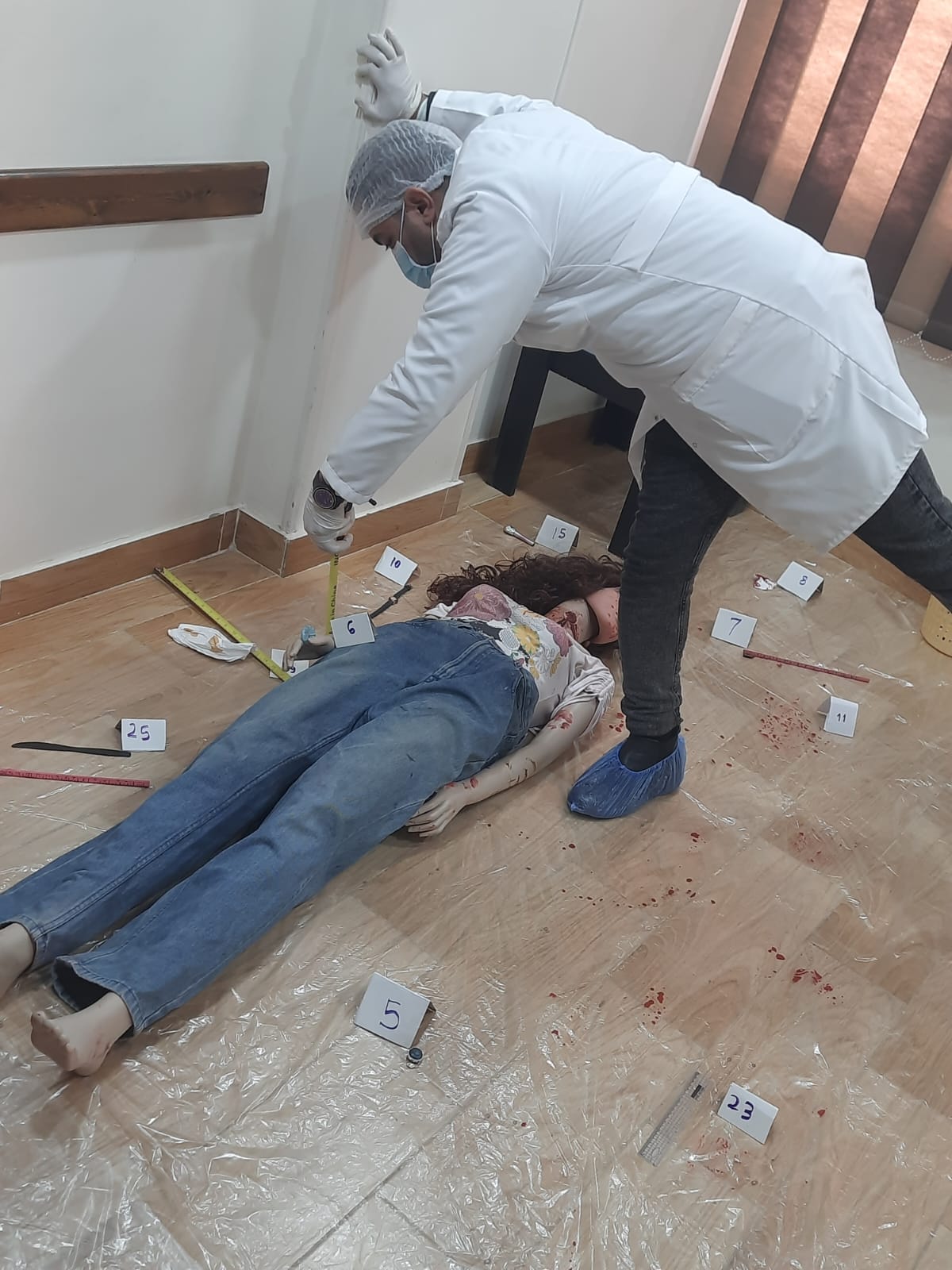 لقطات من دورات فحص مسرح الجريمة وعلوم الأدلة الجنائية بمقر المركز الدولي للتدريب والدراسات الاستراتيجية — صورة 14